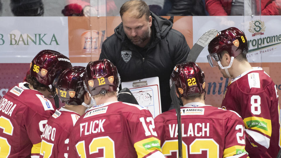 Na snímke tréner Trenčína Róbert Döme dáva pokyny svojim zverencom v zápase 20. kole hokejovej Tipos extraligy medzi HC Slovan Bratislava - HK Dukla Trenčín v Bratislave v piatok 25. novembra 2022. FOTO TASR - Martin Baumann