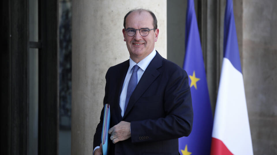 JB 9 Paríž - Nový francúzsky premiér Jean Castex prichádza do Elyzejského paláca na pravidelné rokovanie vlády v Paríži 7. júla 2020. Francúzsky Elyzejský palác predstavil v pondelok nový vládny kabinet, na ktorého čele bude stáť premiér Jean Castex. Ministrom zahraničných vecí bude opäť Jean-Yves Le Drian, rezort vnútra povedie Gérald Darmanin, ktorý vo funkcii vystrieda Christopha Castanera. Rezort spravodlivosti povedie Eric Dupond-Moretti. Castex nahradil vo funkcii Édouarda Philippa, ktorý