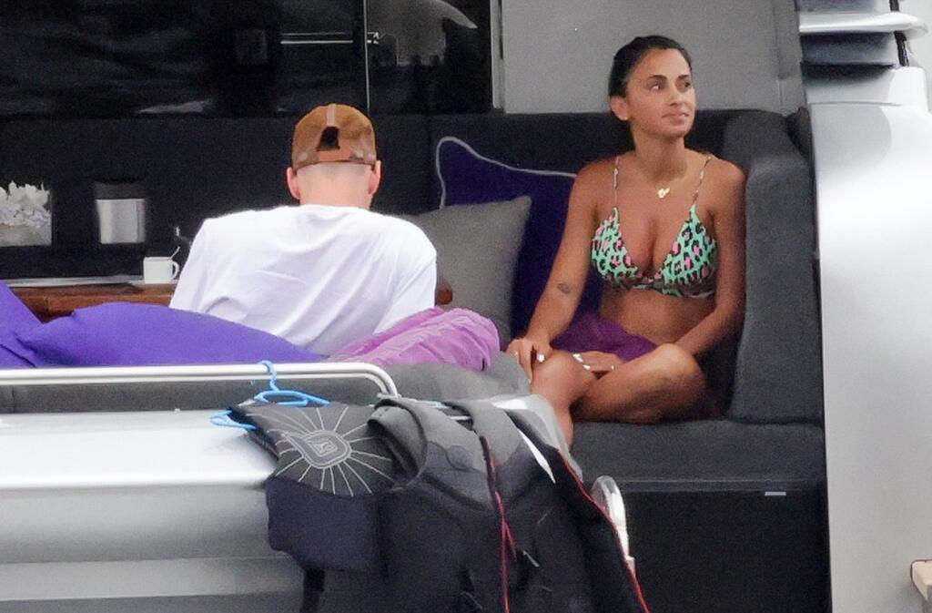 Keď Antonela odhalila svoje božské krivky, ktoré pod šatami skrýva aj po troch deťoch, stálo to za to. Prsia sa sexi Argentínčanke drali z plaviek a tangá, v ktorých chytala bronz, toho veľa nezakryli.