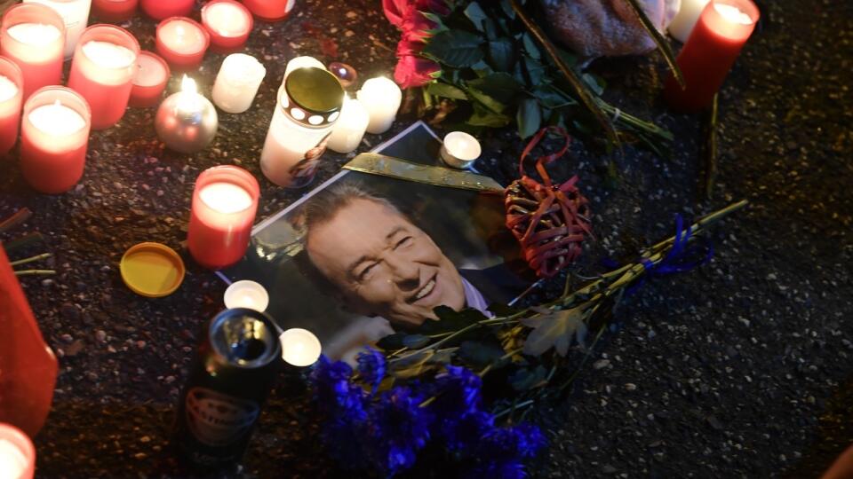 Z Bertramky, kde sa do posledných dní zdržiaval Karel Gott († 80), sa stalo pietne miesto.
