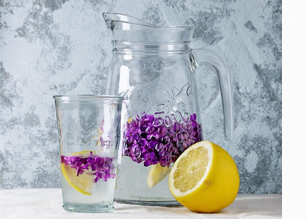 Pripravte si orgovánovú limonádu.