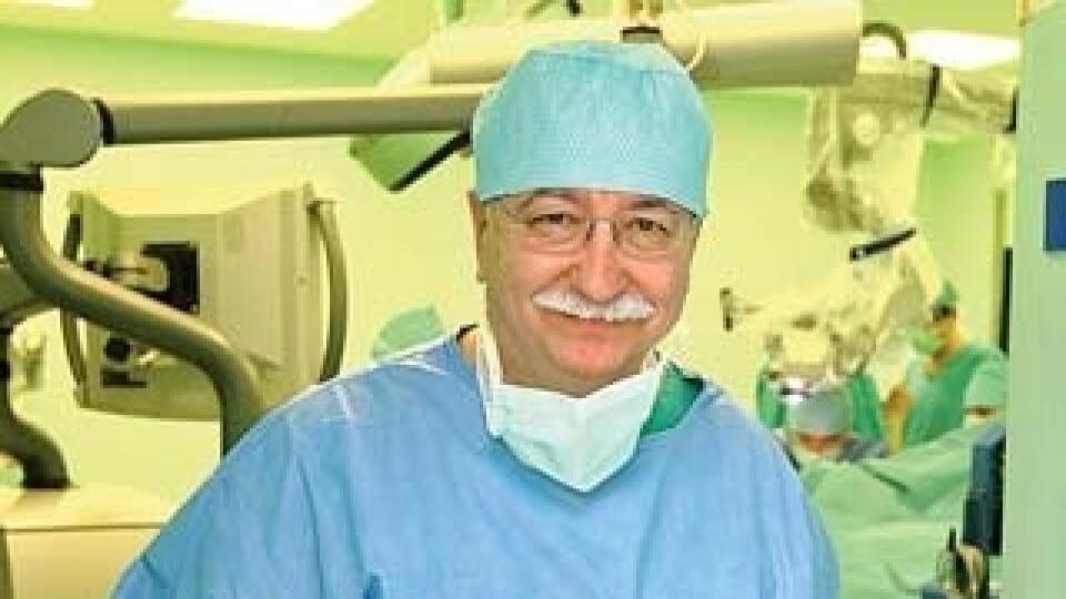 V zahraničí je príkladom najmä svojimi operáciami v hĺbkových mozgových štruktúrach.