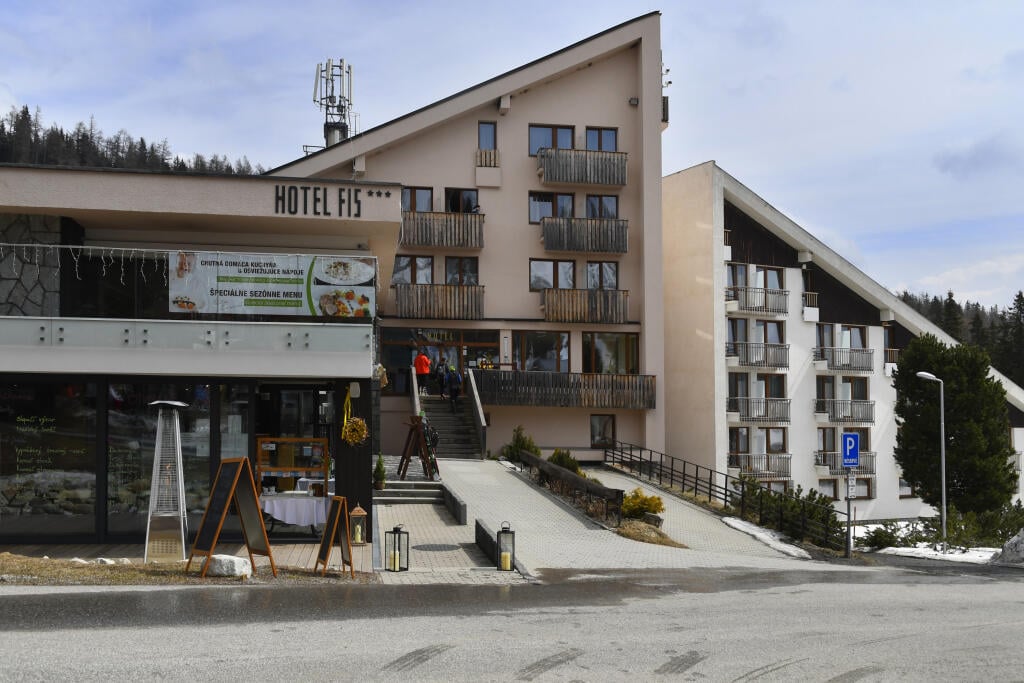 V Hoteli FIS na Štrbskom Plese konečne mohli po lockdowne privítať prvých hostí. Poslední ubytovaní hostia odišli ešte 4. januára. Do 21. apríla 2021 bol hotel pre verejnosť zatvorený v dôsledku koronavírusovej pandémie. Hotel v súčasnosti funguje v prísnom protipandemickom obmedzenom režime. Reštaurácia je zatvorená, hostia môžu konzumovať iba na hotelovej izbe. Verejnosť mimo priestorov hotela si môže kúpiť stravu cez výdajné okienko. Wellness a fitness služby momentálne neposkytujú, hostia al