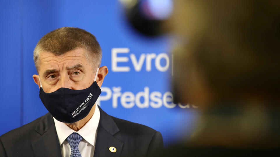 Český premiér Andrej Babiš hovorí počas tlačovej konferencie na dvojdňovom summite EÚ v sídle Európskej rady v Bruseli 17. júla 2020.