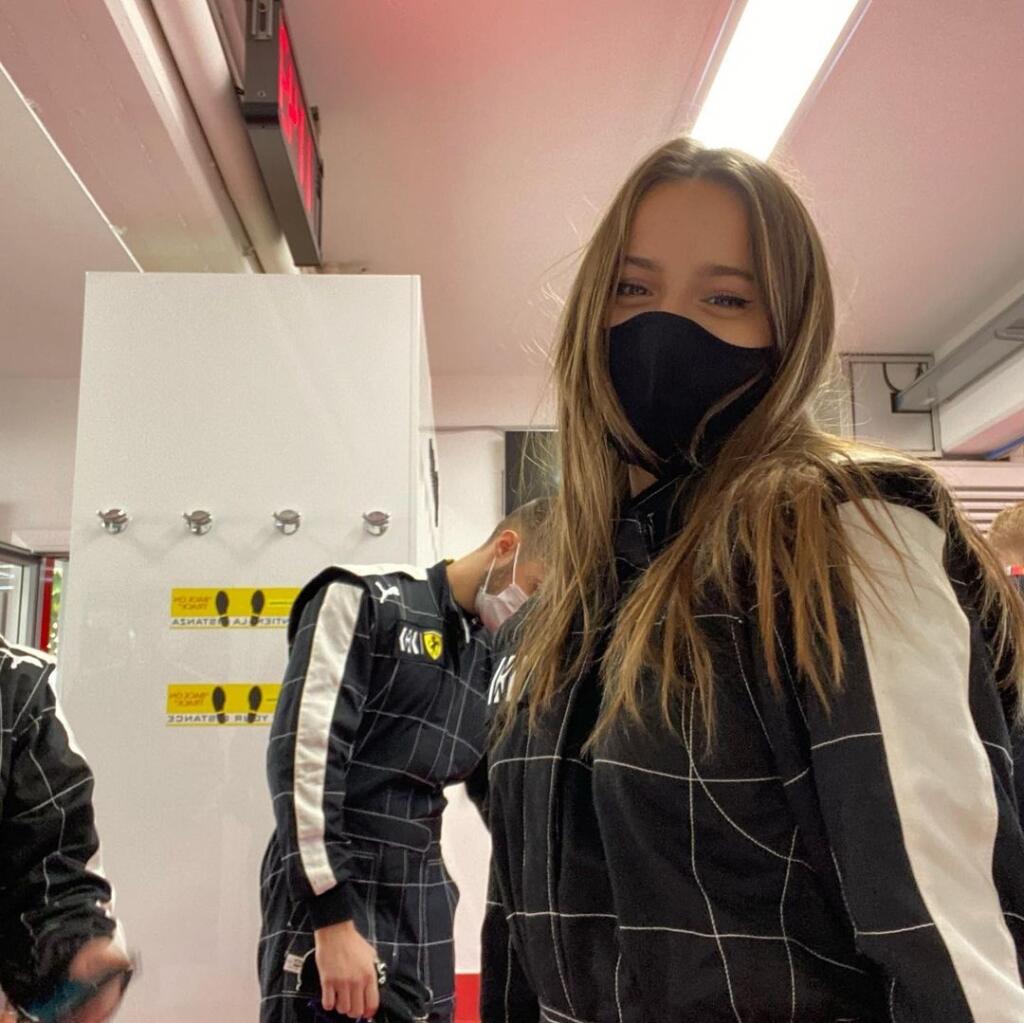 Leclercova priateľka Charlotte si deň v kokpite formuly 1 užila naplno.