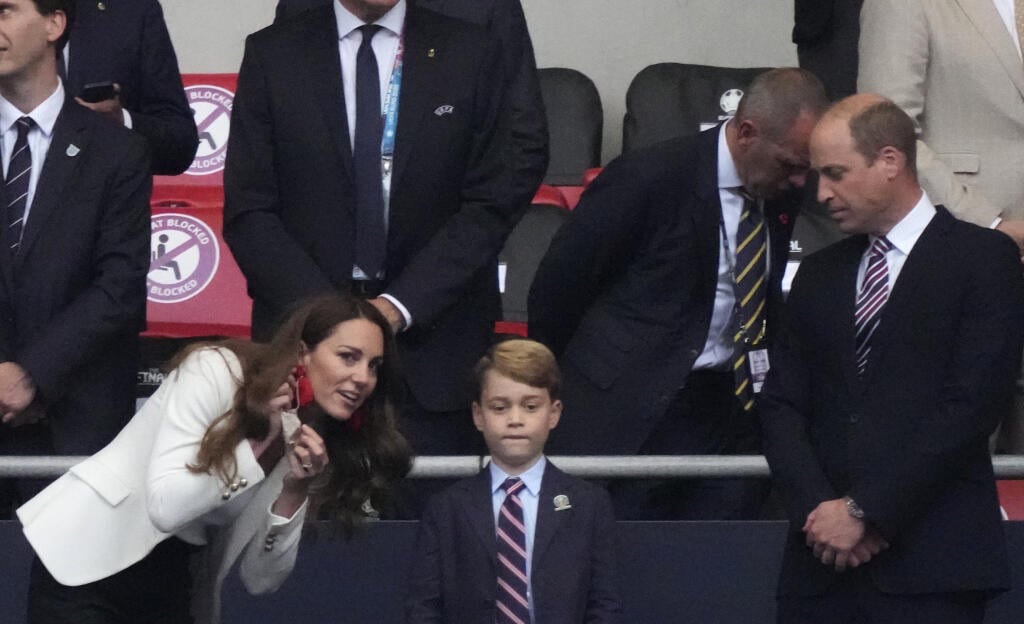 Vojvodkyňa Kate sledovala finále Eura s manželom Williamom a synom Georgom. Sedemročný princ sa po góle Anglicka odtrhol z reťaze, no po zápase mu nebolo do smiechu.