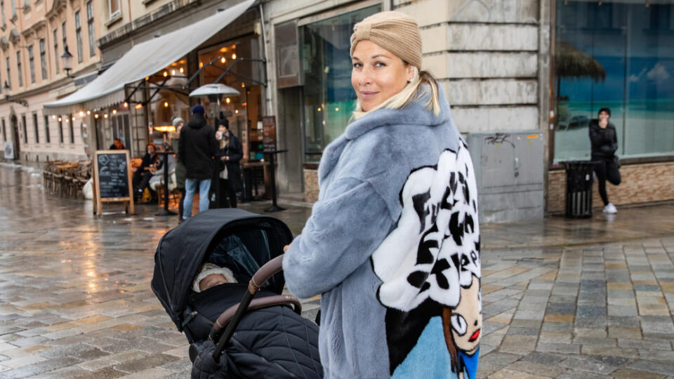 Dominika si užíva kočíkovanie svojho synčeka.