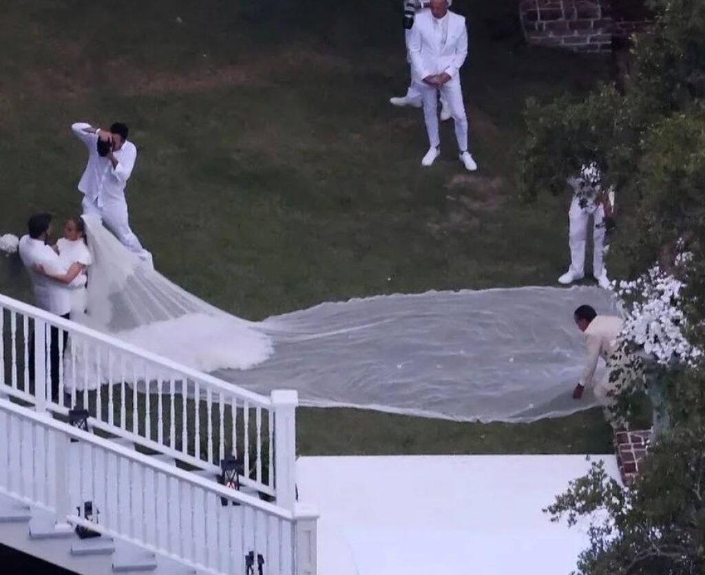 Speváčka Jennifer Lopez na oslavu nového roka zverejnila doteraz nevidené fotografie zo svojej svadby. Krásna latino hviezda mala na sebe šaty z dielne módneho návrhára Ralpha Laurena a ženích bol odetí v elegantnom bielom smokingu.