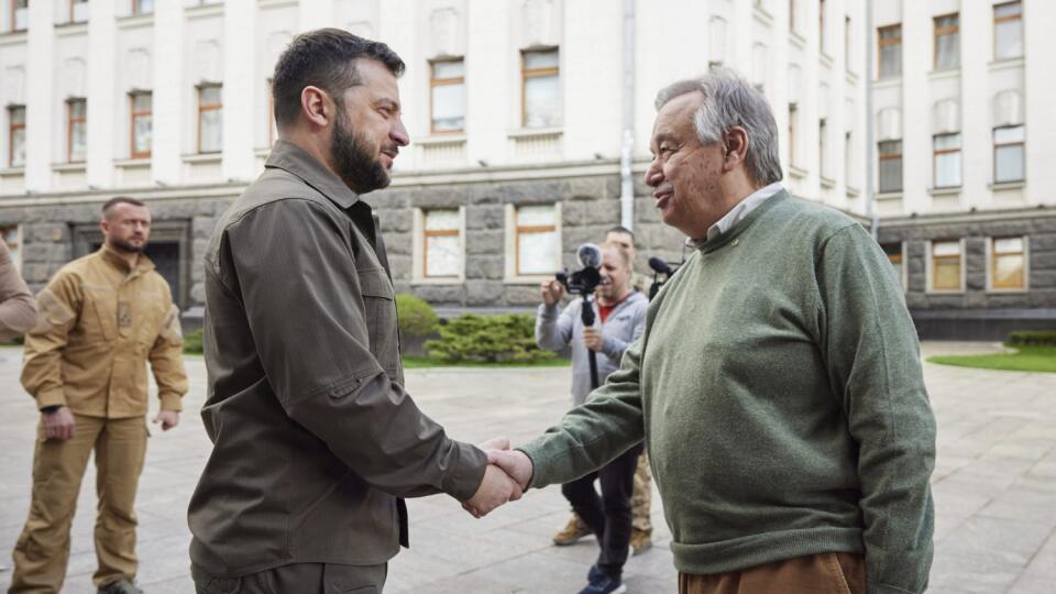 Generálny tajomník OSN António Guterres (vpravo) a ukrajinský prezident Volodymyr Zelenskyj si podávajú ruky počas stretnutia v Kyjeve vo štvrtok 28. apríla 2022.