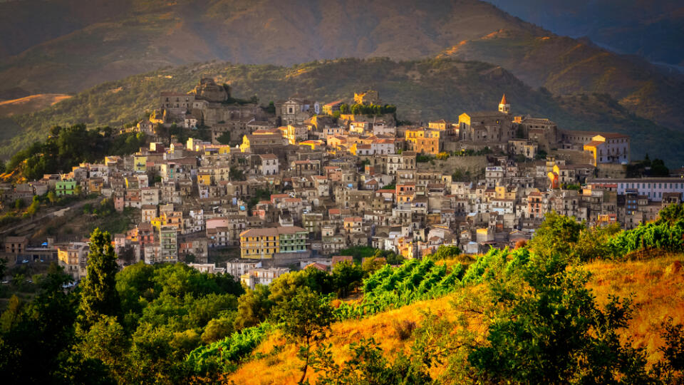 Scenic,Sunset,View,Of,Castiglione,Di,Sicilia,Village,,Sicily,,Italy