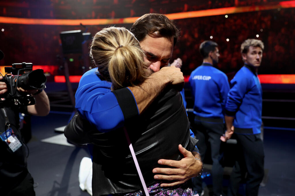Mirka Federer nakoniec vybehla na kurt za Rogerom, kde ho dlhé minúty objímala, bozkávala a on jej plakal na ramene. Všetko pred celým svetom a v priamom prenose.