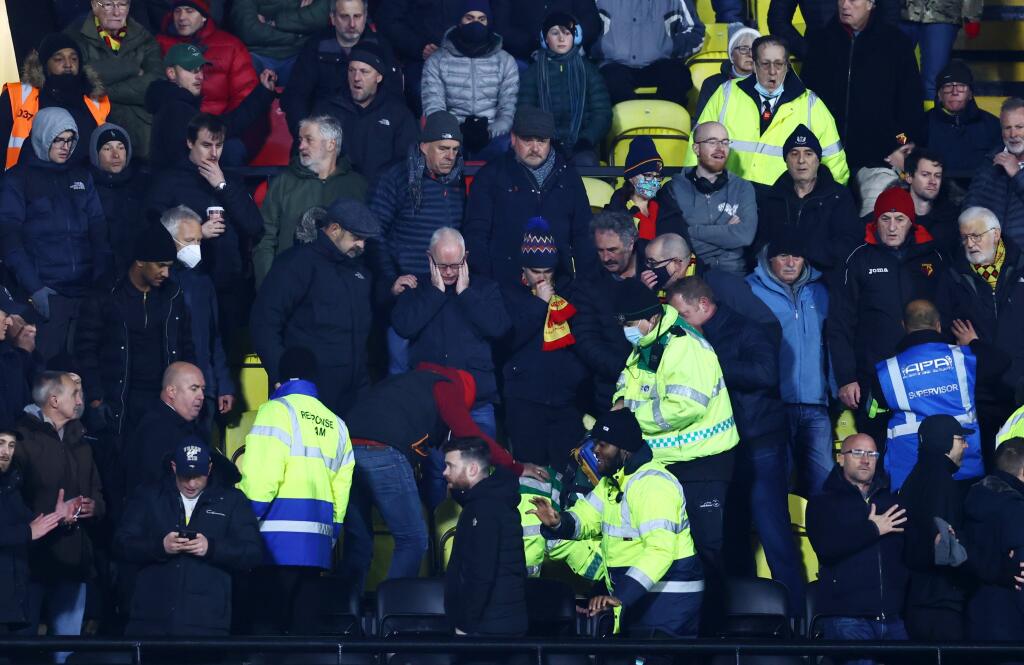Duel Watfordu s Chelsea mohol mať v hľadisku tragickú udalosť, v dvanástej minúte postihol fanúšika Watfordu kolaps srdca.