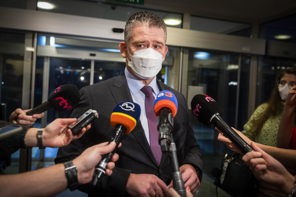 Na snímke minister vnútra SR Roman Mikulec (OĽaNO) sa rozpráva s novinármi pred rokovaním Ústredného krízového štábu (ÚKŠ) k aktuálnej pandemickej situácii a nástupu nového variantu koronavírusu - omicron. V Bratislave 25. januára 2022. FOTO TASR - Jaroslav Novák