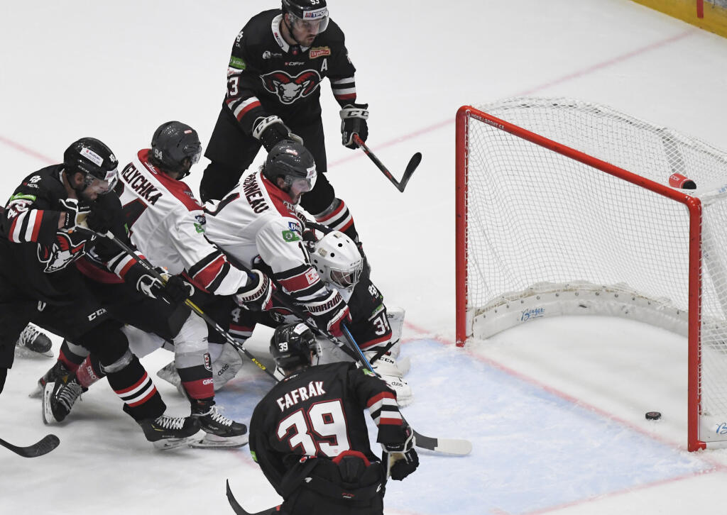 Na snímke vpravo brankár Filip Belányi (Banská Bystrica) inkasuje prvý gól od Bretta Welychku (druhý sprava) z Prešova v 1. kole hokejovej Tipos extraligy HC Grotto Prešov - HC ‘05 Banská Bystrica v Prešove 24. septembra 2021. FOTO TASR – František Iván