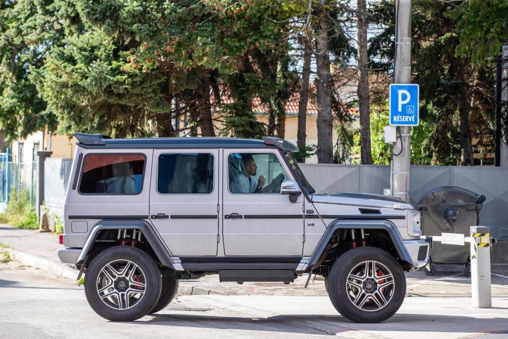 Hamšík sa v poslednej dobe vozil po slovenských cestách na Mercedese-Benz G 500 4x4, ktorého cena sa pohybuje od 220-tisíc eur.