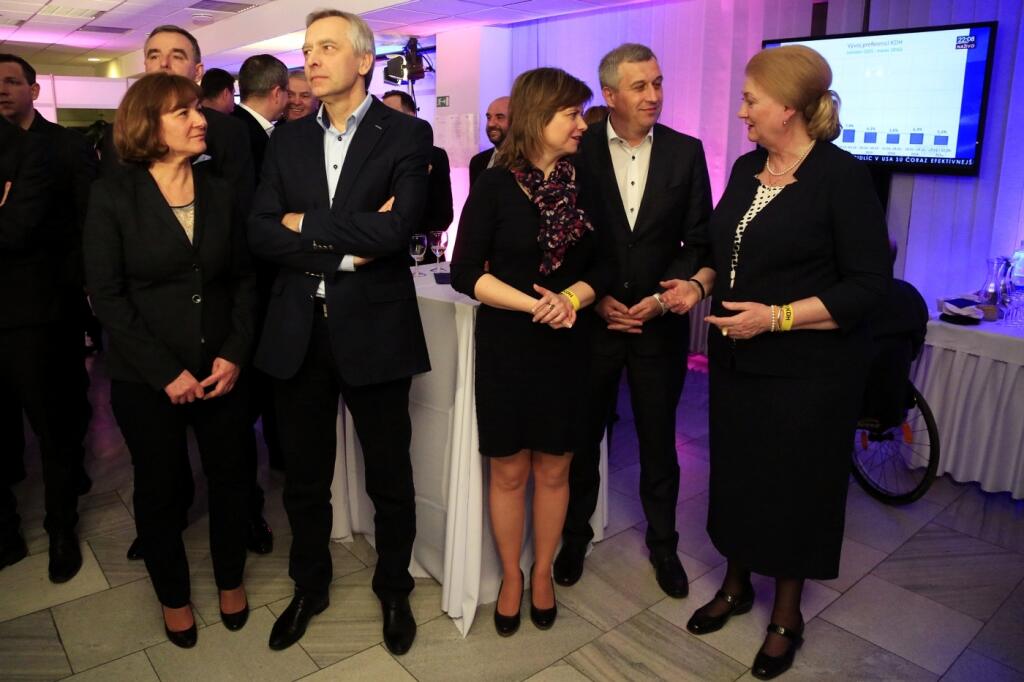 Predseda strany KDH Ján Figeľ s manželkou Máriou (vľavo) v centrále po zverejnení exit pollov