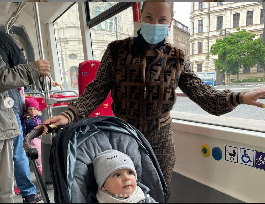 Dominika Cibulková cestovala s rodinou v MHD.