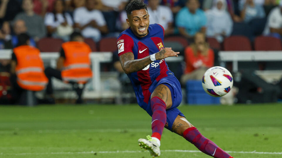 WA 28 Barcelona - Futbalista Barcelony Raphinha strieľa počas zápasu 8. kola španielskej La Ligy FC Barcelona - FC Sevilla v Barcelone v piatok 29. septembra 2023. FOTO TASR/AP  

Barcelona's Raphinha kicks the ball during a Spanish La Liga soccer match between Barcelona and Sevilla, at the Olympic Stadium of Montjuic in Barcelona, Spain, Friday, Sept. 29, 2023. (AP Photo/Joan Monfort)