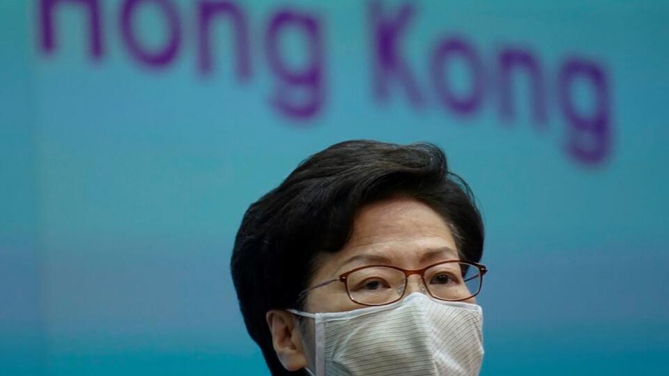 Šéfka hongkonskej exekutívy Carrie Lamová počúva otázku novinárov na tlačovej konferencii v Hongkongu v pondelok 8. marca 2021. FOTO TASR/AP