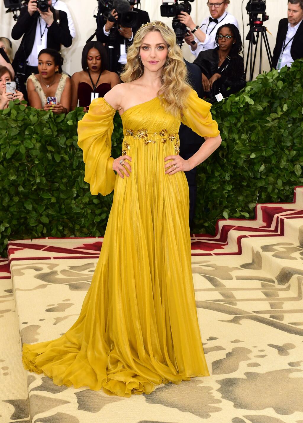 Amanda Seyfried v šatách Prada