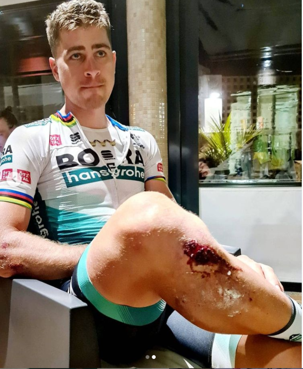 Peter Sagan spadol z bicykla.