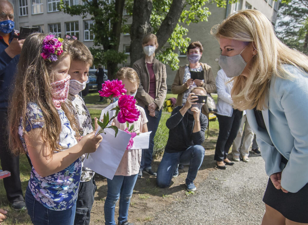V pondelok 1. júna 2020 sa opätovne otvorili brány materských a základných škôl. Do základných škôl sa vrátili žiaci, ktorí navštevujú prvý až piaty ročník. Školy a škôlky boli od marca zatvorené, dôvodom boli opatrenia, ktoré mali zabrániť šíreniu nového koronavírusu. Na snímke prezidentka Zuzana Čaputová (vpravo) dostáva kvety od detí počas navštevy Základnej školy v obci Lozorno, okres Malacky v pondelok 1. júna 2020. Pri príležitosti Medzinárodného dňa detí sa prezidentka SR stretla so žiak