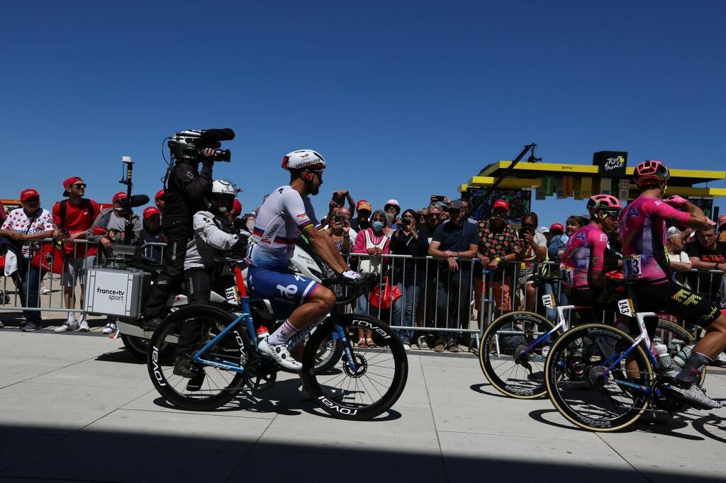 Peter Sagan pred štartom utorkovej 4. etapy. Slovenský cyklista takmer nestihol jej štart, keďže pár minút pred ním ešte rozdával fanúšikom podpisy a fotky.