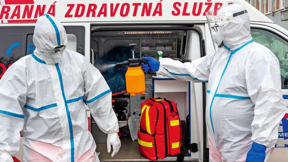 PRED NEMOCNICOU
Prvá dekontaminácia
a vyzliekanie
z ochranných overalov
prebiehajú hneď po
odovzdaní pacienta.
Na parkovisku.