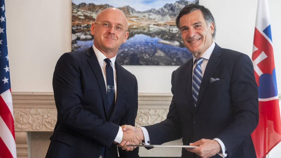 Viceprezident pre obchodné operácie spoločnosti Westinghouse Energy Systems Elias Gedeon (vpravo) a riaditeľ spoločnosti Javys Pavol Štuller počas podpisu memeranda o porozumení o budúcom nasadení reaktorov a malých modulárnych reaktorov spoločností Westinghouse Electric Company a slovenskej štátnej Jadrovej a vyraďovacej spoločnosti JAVYS v Bratislave.