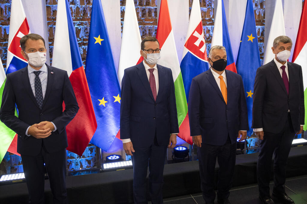 Na snímke premiéri krajín V4 zľava Igor Matovič (Slovensko), Mateusz Morawiecki (Poľsko), Viktor Orbán (Maďarsko) a Andrej Babiš (Česko) pózujú na spoločnej fotografii pred stretnutím premiérov krajín V4 v poľskom meste Lublin 11. septembra 2020. FOTO TASR - Jaroslav Novák