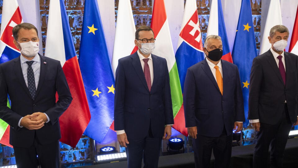 Na snímke premiéri krajín V4 zľava Igor Matovič (Slovensko), Mateusz Morawiecki (Poľsko), Viktor Orbán (Maďarsko) a Andrej Babiš (Česko) pózujú na spoločnej fotografii pred stretnutím premiérov krajín V4 v poľskom meste Lublin 11. septembra 2020. FOTO TASR - Jaroslav Novák