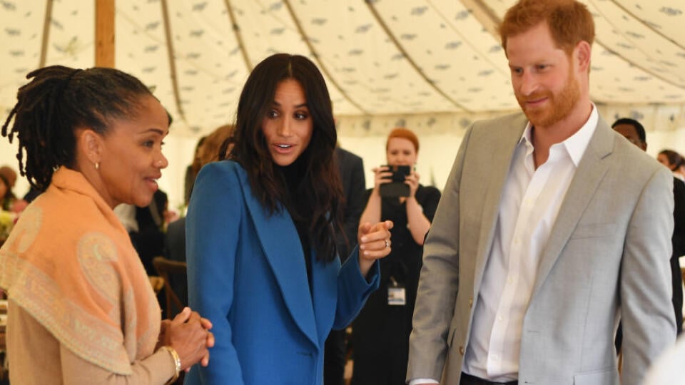 LONDON, ENGLAND - SEPTEMBER 20: Meghan, Duchess of Sussex (C) arrives with her mother Doria Ragland (L) and Prince Harry, Duke of Sussex to host an event to mark the launch of a cookbook with recipes from a group of women affected by the Grenfell Tower fire at Kensington Palace on September 20, 2018 in London, England. (Photo by Ben Stansall - WPA Pool/Getty Images)