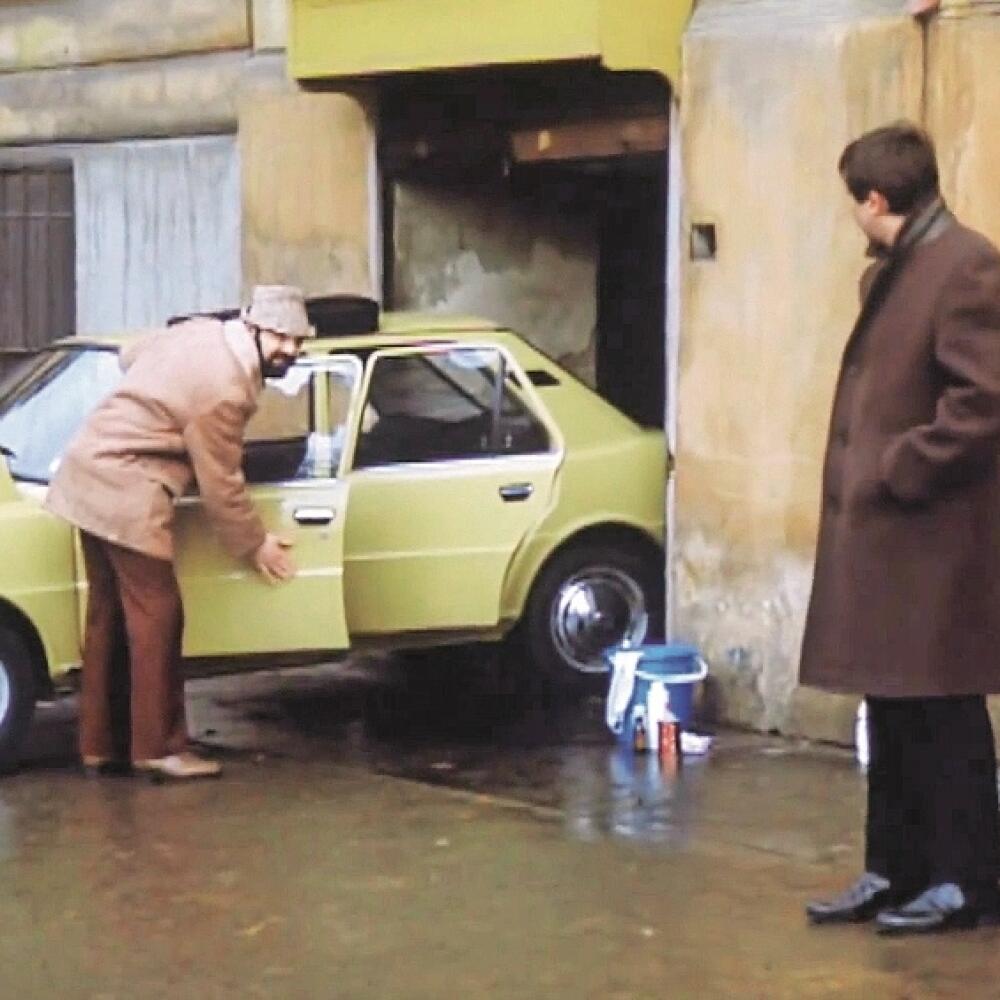 Stěrače stírají: Legendárny bonmot z filmu Vrchní, prchni naozaj raz Svěrák začul na parkovisku.