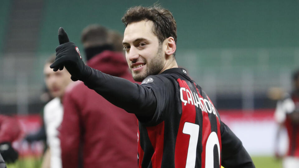 WA 2 Miláno - Futbalista AC Miláno Hakan Calhanoglu sa teší po výhre v osemfinále Talianskeho pohára nad FC Turín v Miláne v utorok 12. januára 2021. Zápas sa aj po predĺžení skončil nerozhodne 0:0, v jedenástkovom rozstrele uspeli domáci hráči AC Miláno v pomere 5:4. fOTO TASR/(AP
AC Milan's Hakan Calhanoglu celebrates after his team defeated Torino in the Italian Cup round of 16 soccer match between AC Milan and Torino at the San Siro stadium, in Milan, Italy, Tuesday, Jan. 12, 2021. (AP Ph