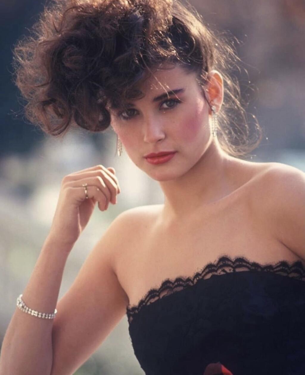 DEMI MOORE v mladosti.