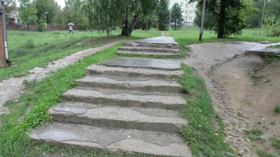 SCHODY VEDĽA JUŽANKY: Smutná vizitka sídliska.