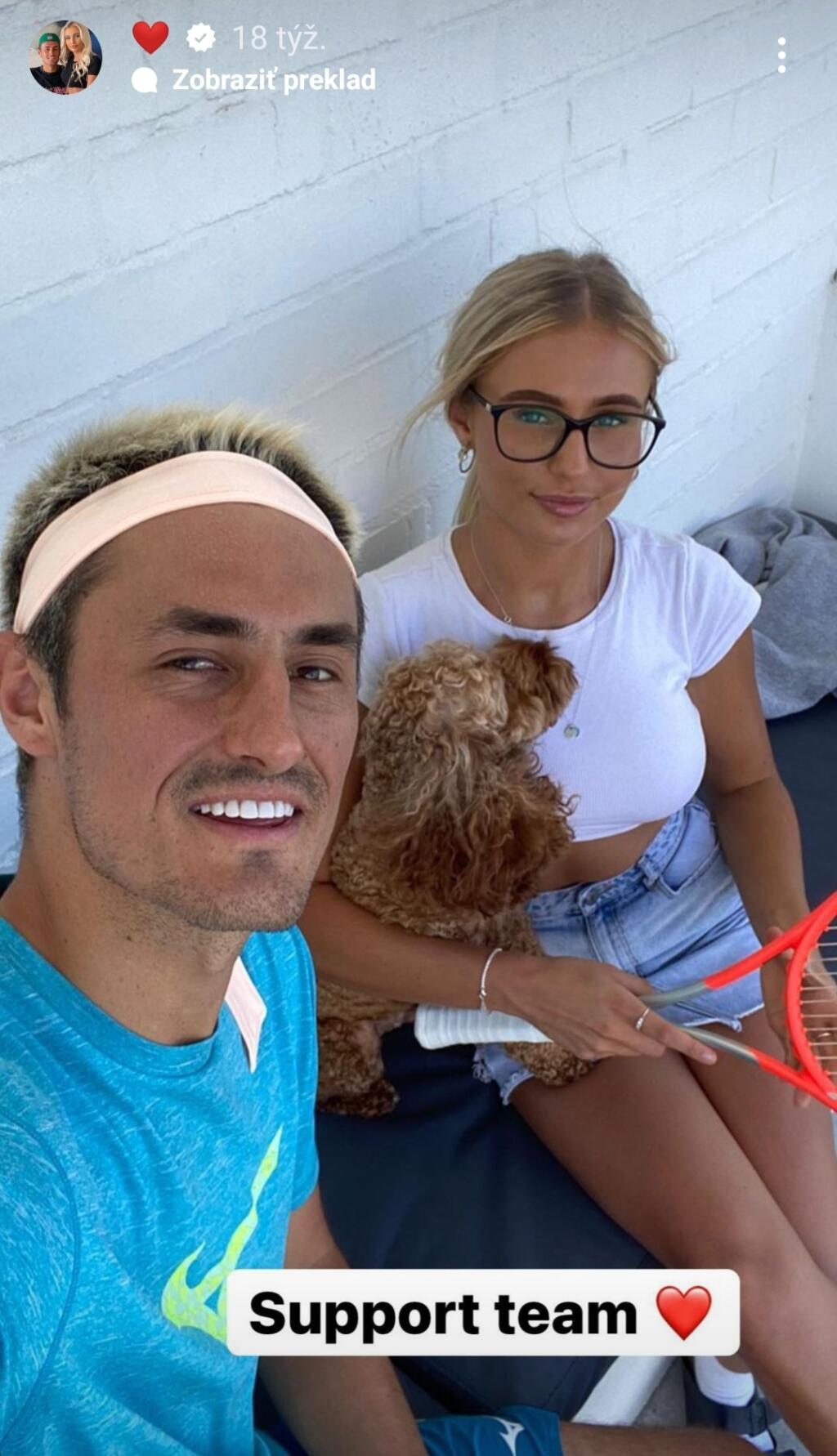 O blondínke, ktorá je označovaná za nádejnú influencerku a ktorej počet sledovateľov sa od začiatkov randenia s tenisovým esom zvýšil, sa toho veľa nevie. Dokonca má zablokovaný profil na Instagrame.