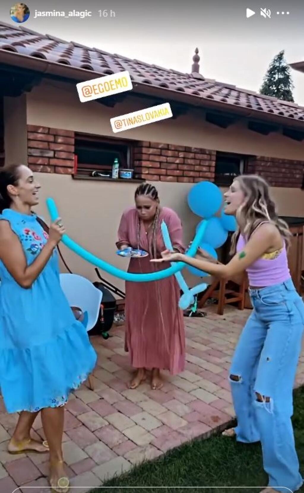 Jasmina s Tinou a Egovou manželkou sa riadne odviazali pri speve s balónmi.