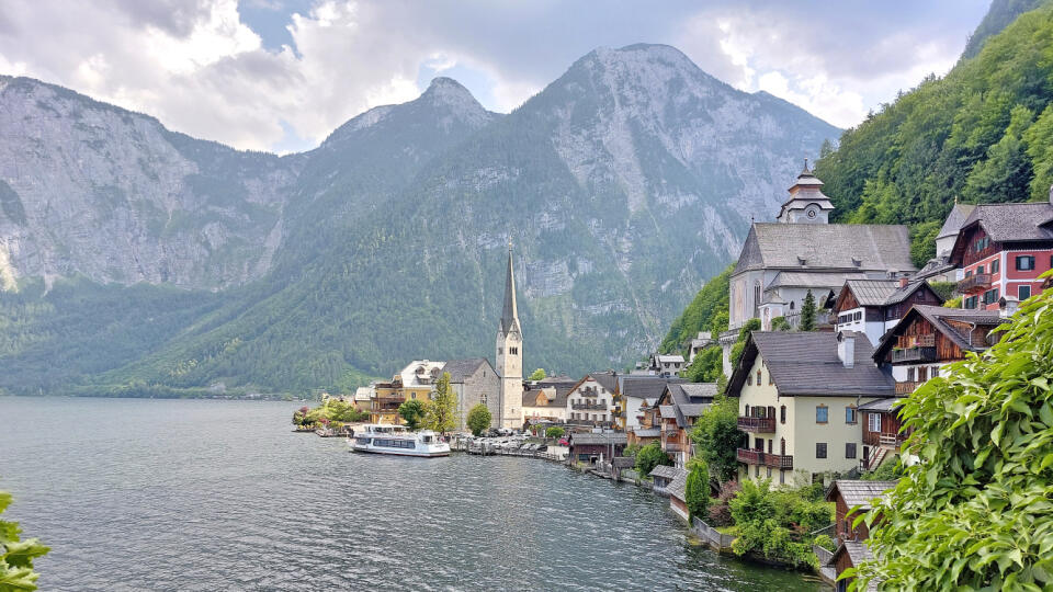 Hallstatt bol kedysi pokojné miesto pod Alpami. Dnes ho navštevujú turisti z celého sveta.