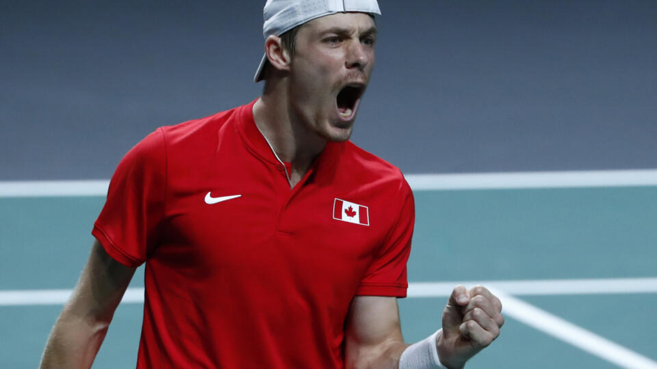 JB 46 Malaga - Kanadský tenista Denis Shapovalov reaguje po bodovom zisku v zápase proti Austrálčanovi Thanasimu Kokkinakisovi vo finále finálového turnaja Davisovho pohára Taliansko - Kanada v Malage 27. novembra 2022. FOTO TASR/AP
Canada's Denis Shapovalov reacts as he plays Australia's Thanasi Kokkinakis during the final Davis Cup tennis match between Australia and Canada in Malaga, Spain, Sunday, Nov. 27, 2022. (AP Photo/Joan Monfort)