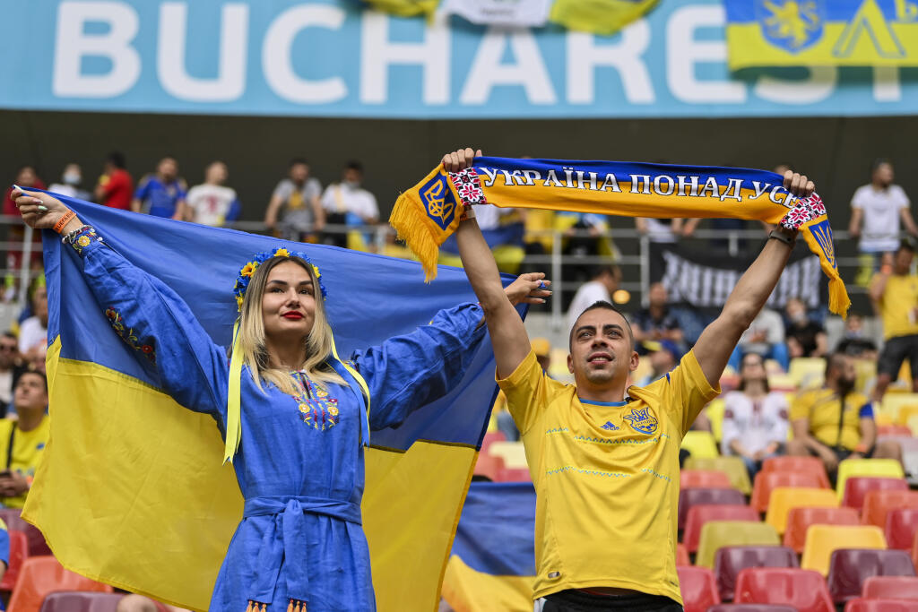 KK10 Bukurešť - Ukrajinskí fanúšikovia čakajú na začiatok zápasu základnej C-skupiny Ukrajina - Severné Macedónsko na ME vo futbale 17. júna 2021 v Bukurešti. FOTO TASR/AP
Ukranian supporters wait for the start of the Euro 2020 soccer championship group C match between Ukraine and North Macedonia at the National Arena stadium in Bucharest, Romania, Thursday, June 17, 2021. (Justin Setterfield, Pool via AP)