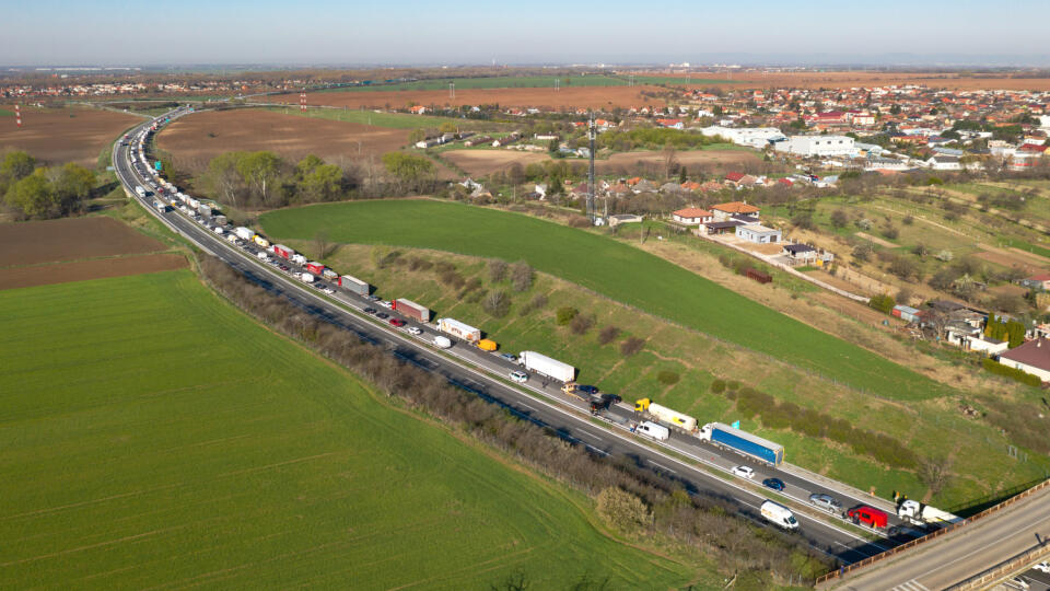 Voľný pohyb osôb je od 8. do 13. apríla 2020 na Slovensku obmedzený. Zakázané je aj uplatňovanie práva pokojne sa zhromažďovať s výnimkou osôb žijúcich v spoločnej domácnosti. Rozhodla o tom vláda v rámci rozšírenia opatrení počas núdzového stavu. Obmedzenie má zabrániť masovému navštevovaniu sa počas veľkonočných sviatkov, a tým riziku zvrátenia doterajšej pozitívnej tendencie minimalizácie šírenia nového koronavírusu na Slovensku. Voľný pohyb osôb je od 8. do 13. apríla 2020 na Slovensku obmed