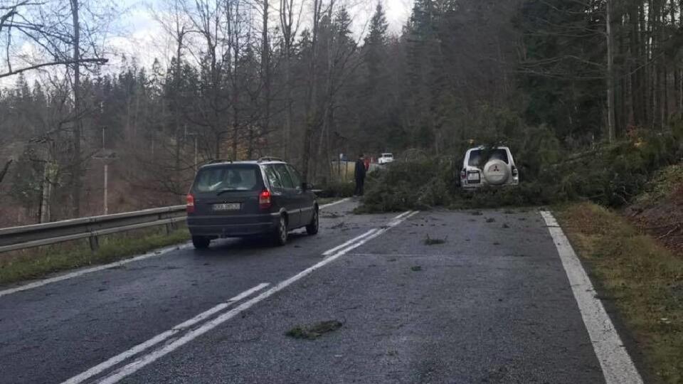 Pred Ždiarom v smere z Tatranskej Javoriny . Úsek je ťažko prejazdný.