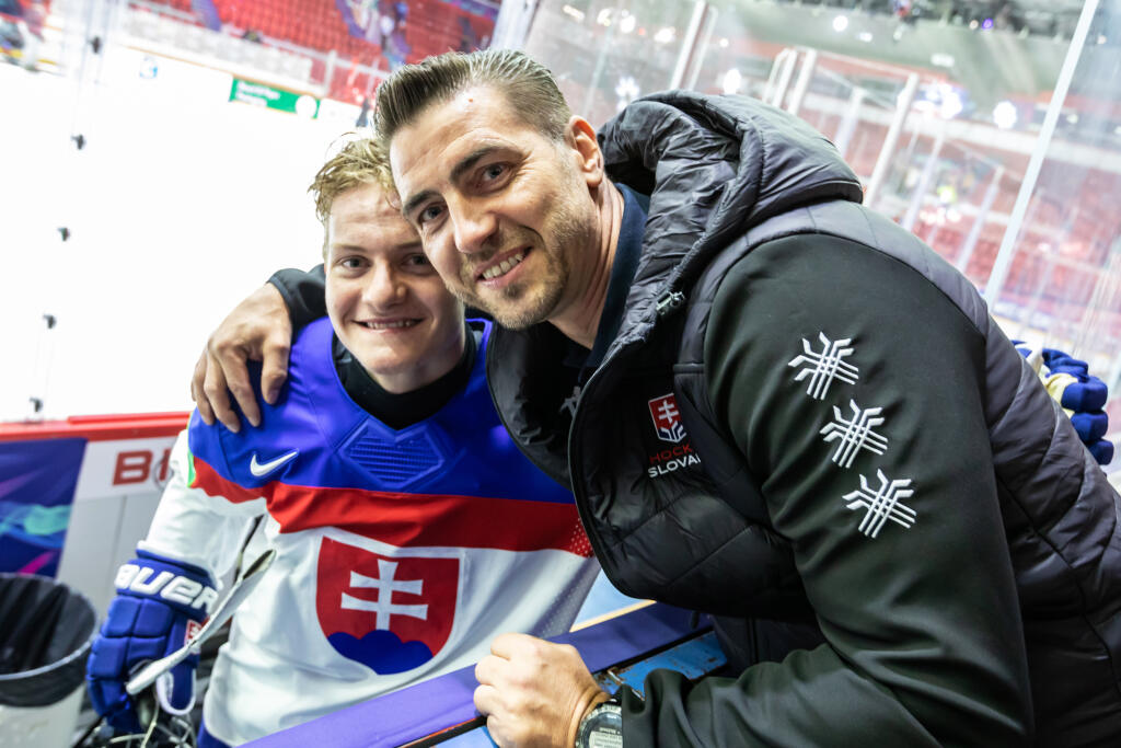 Na snímke je Adam Sýkora a jeho otec Roman po šiestom zápase základnej skupiny MS 2022 v Helsinkách, v ktorom nastúpili slovenskí hokejisti proti Taliansku.