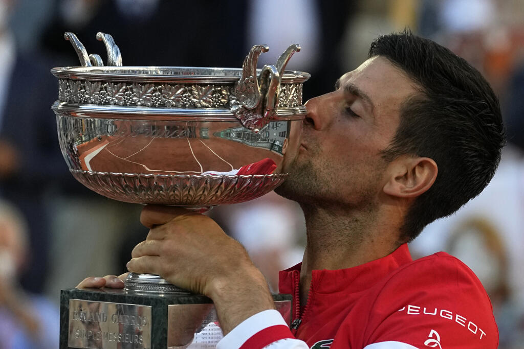 WA 107 Paríž - Srbský tenista Novak Djokovič bozkáva trofej po výhre nad Grékom Stefanosom Tsitsipasom vo finále mužskej dvojhry na grandslamovom turnaji Roland Garros v Paríži 13. júna 2021. Djokovič vyhral 6:7, 2:6, 6:3, 6:2, 6:4 a získal celkovo devätnásty grandslamový titul, druhý na Roland Garros. Prvý titul na parížskej antuke vyhral v roku 2016. FOTO TASR/AP
Serbia's Novak Djokovic kisses the cup after defeating Stefanos Tsitsipas of Greece during their final match of the French Open ten