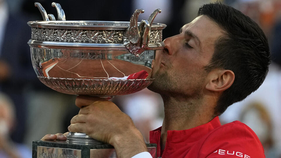 WA 107 Paríž - Srbský tenista Novak Djokovič bozkáva trofej po výhre nad Grékom Stefanosom Tsitsipasom vo finále mužskej dvojhry na grandslamovom turnaji Roland Garros v Paríži 13. júna 2021. Djokovič vyhral 6:7, 2:6, 6:3, 6:2, 6:4 a získal celkovo devätnásty grandslamový titul, druhý na Roland Garros. Prvý titul na parížskej antuke vyhral v roku 2016. FOTO TASR/AP
Serbia's Novak Djokovic kisses the cup after defeating Stefanos Tsitsipas of Greece during their final match of the French Open ten