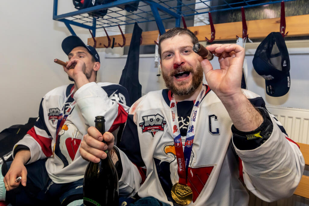 Hokejisti HC Slovan Bratislava zvíťazili v šiestom zápase finále Kaufland play off Tipos extraligy 2021/2022 a získali titul majstra SR. Šiesty zápas vyhrali s HK Nitra 5:2 a celú sériu 4:2 na zápasy. Na snímke sú oslavy titulu v šatni, Samuel Takáč a Michal Sersen.