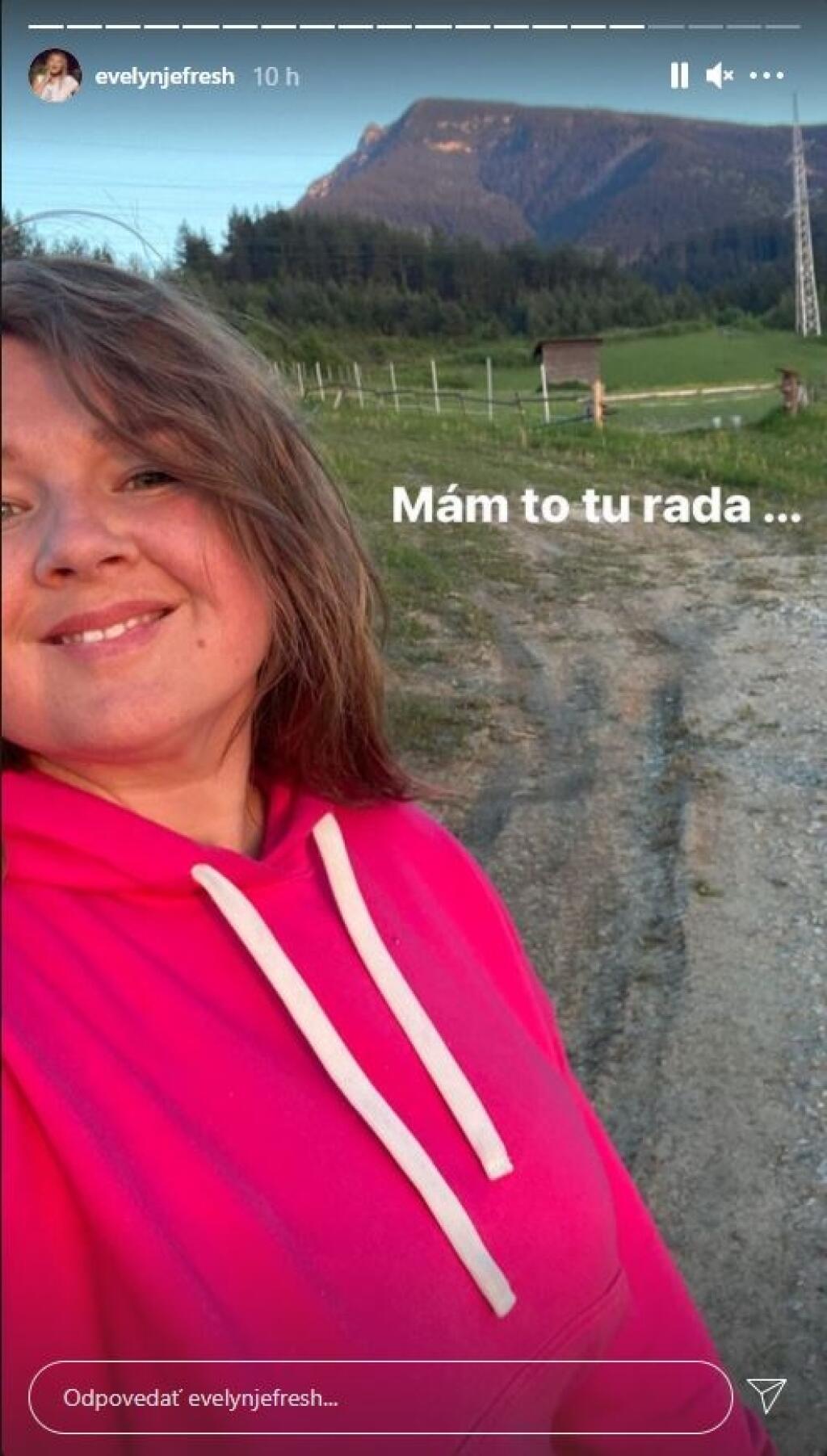 Z Evelyn je krátkovlasá brunetka.