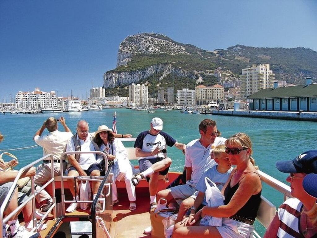 Gibraltár leží len na ploche 6,5 km2. Zo skál Upper Rock v nadmorskej výške 426 metrov je jedinečný výhľad nielen na mesto, ale aj na španielske pobrežie, brehy Afriky, Stredozemné more i Atlantik.