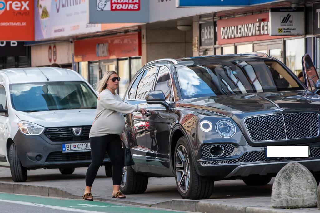 V posledných rokoch sa Cibulková preháňa ulicami na tmavom Bentley, ktoré jej uľahčovalo život počas tehotenstva, ale aj po pôrode.